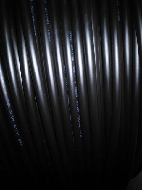
                                 Tutto il cavo ottico aereo della fibra di Aramid del filato dell'armatura del rivestimento dielettrico ADSS del doppio                            