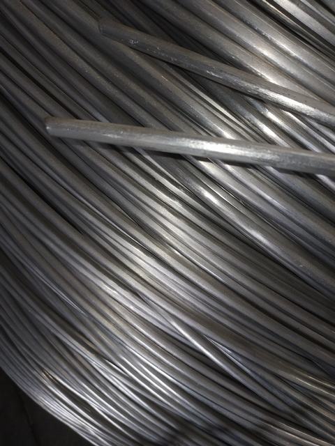  Câble électrique sur le fil d'aluminium pour la production.